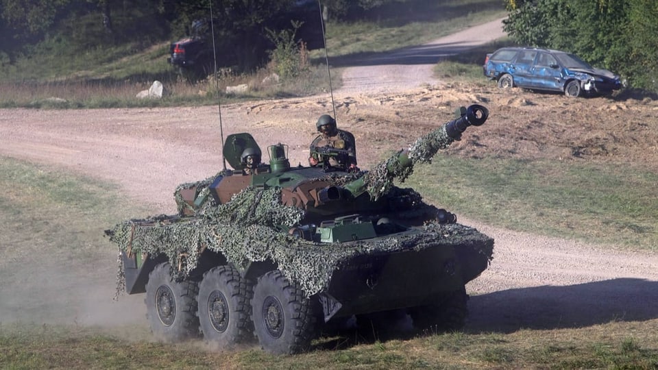 Panzer mit zwei Militaristen