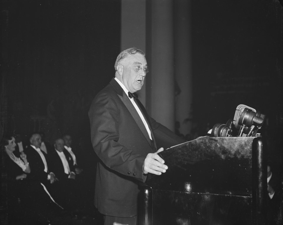 Franklin D. Roosevelt an einem Rednerpult. 