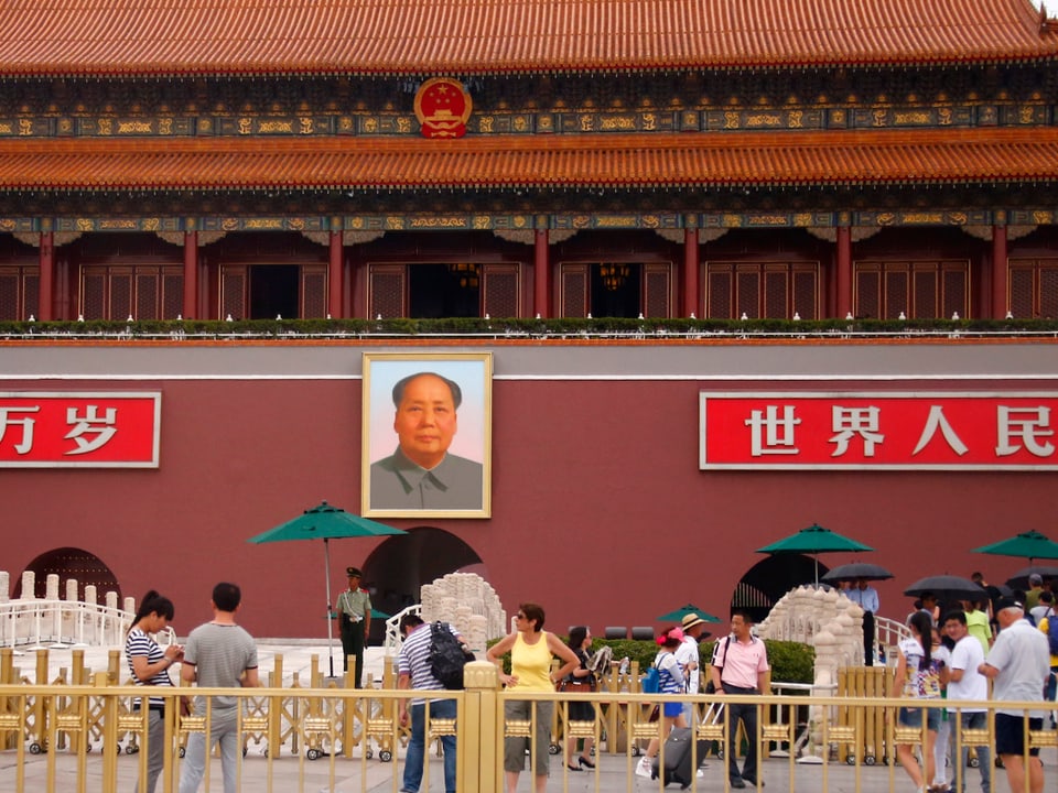 Touristen und Polizei auf dem Tiananmen-Platz