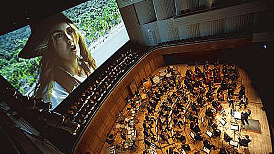 Während auf dem Grossbildschirm der Film "Pirates of the Caribbean 2" läuft, spielt im Luzerner KKL das 21st Century Symphony Orchestra.