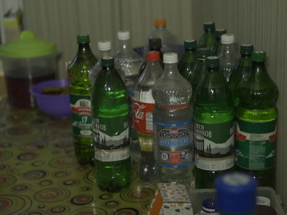 Mehrere mit Wasser gefüllte Flaschen stehen nebeneinander auf einem Tisch.