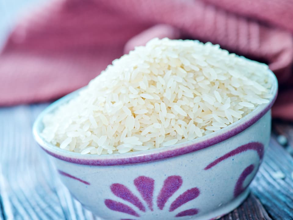 Reis in einer Schüssel.