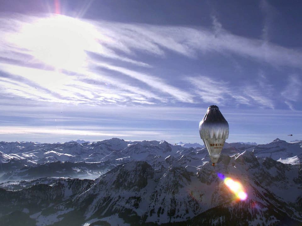 Der Ballon von Bertrand Piccard über den Alpen.