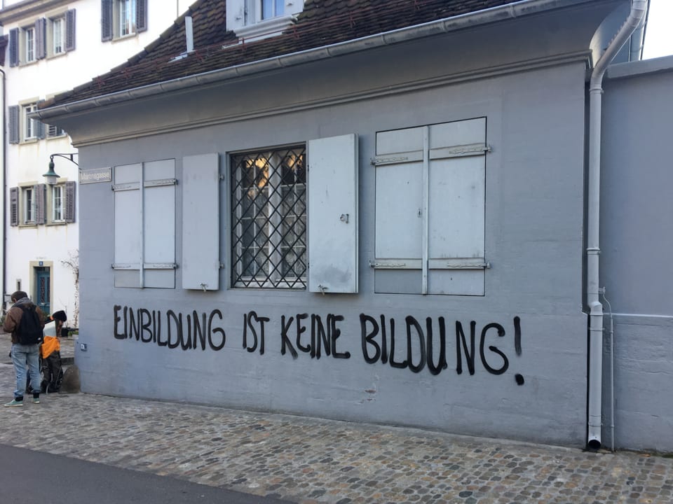 Einbildung ist keine Bildung, steht an einer Hauswand. 