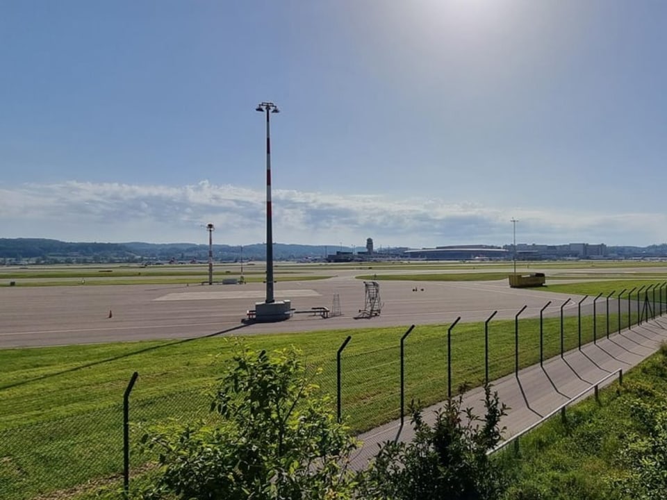 Ein leeres Rollfeld am Flughafen Zürich