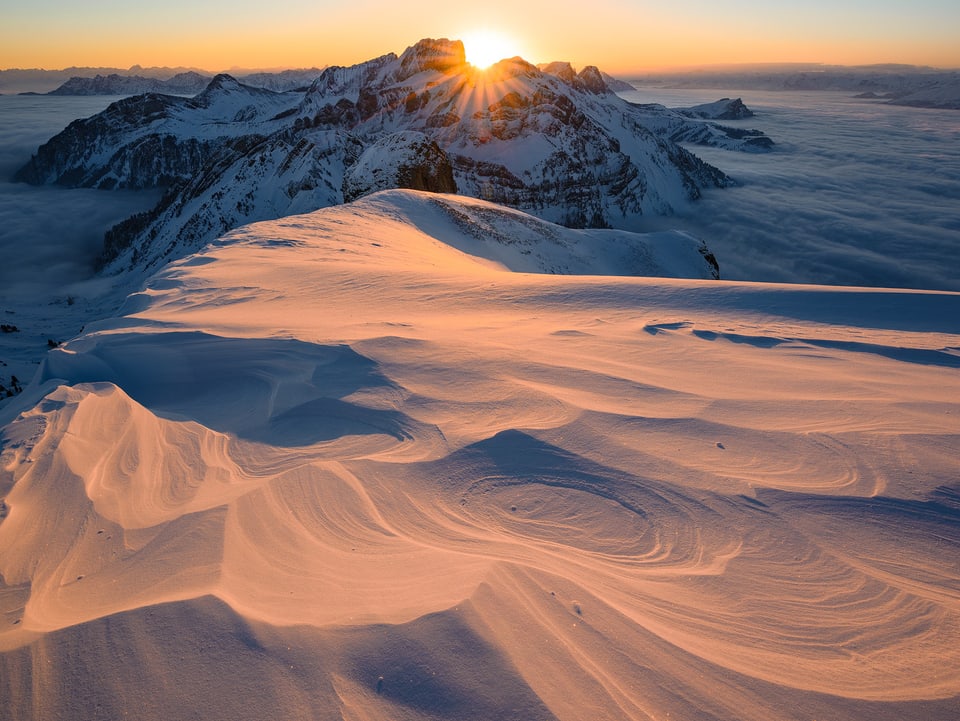 Sonneaufgang in den verschneiten Bergen.