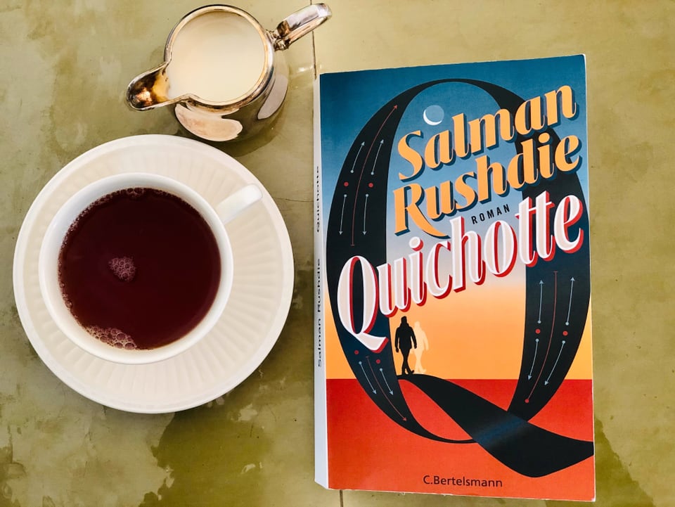 Der Roman «Quichotte» von Salman Rushdie liegt auf einem grünen Tisch mit einem indischen Assam-Tee daneben. 