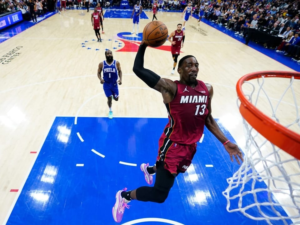 Erfolgreich Bam Adebayo von den Miami Heat springt auf um einen Ball in der NBA im Netz zu versenken.
