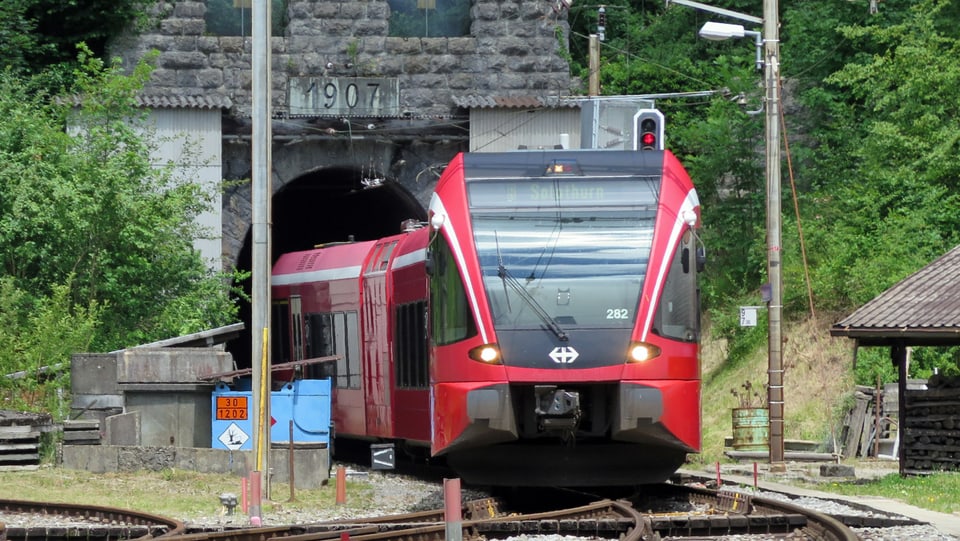 Ein Zug verlässt den Weissenstein tunnel