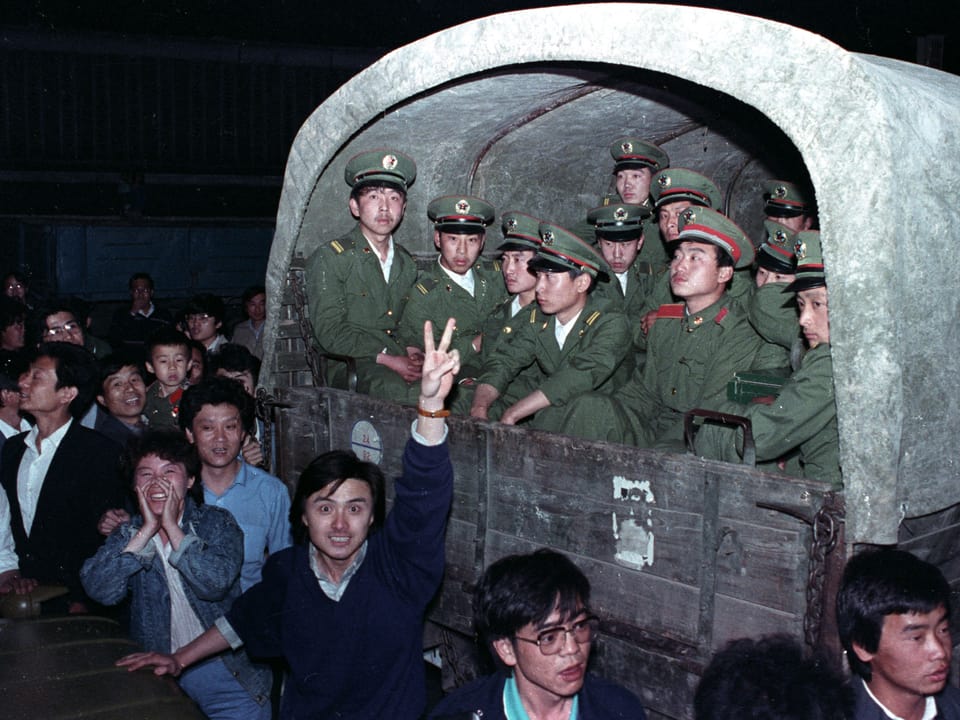 Euphorische Demonstranten umzingeln am 20. Mai 1989 einen Lastwagen mit Soldaten.