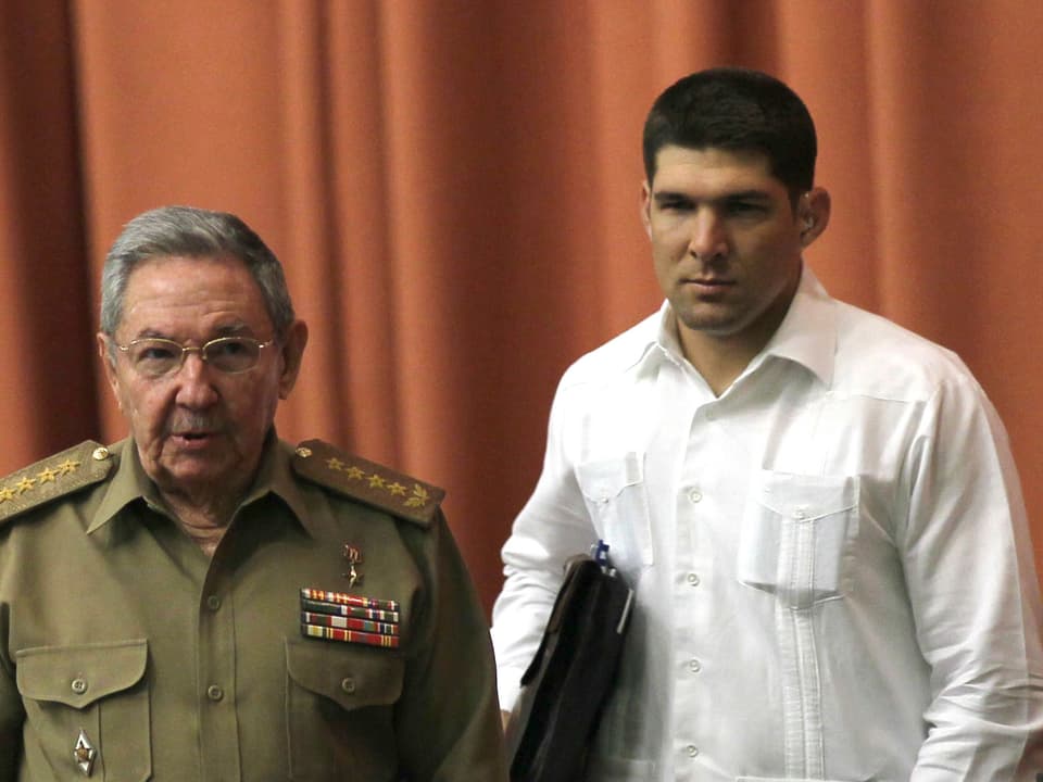 Raul Rodriguez steht hinter seinem Grossvater Raul Castro