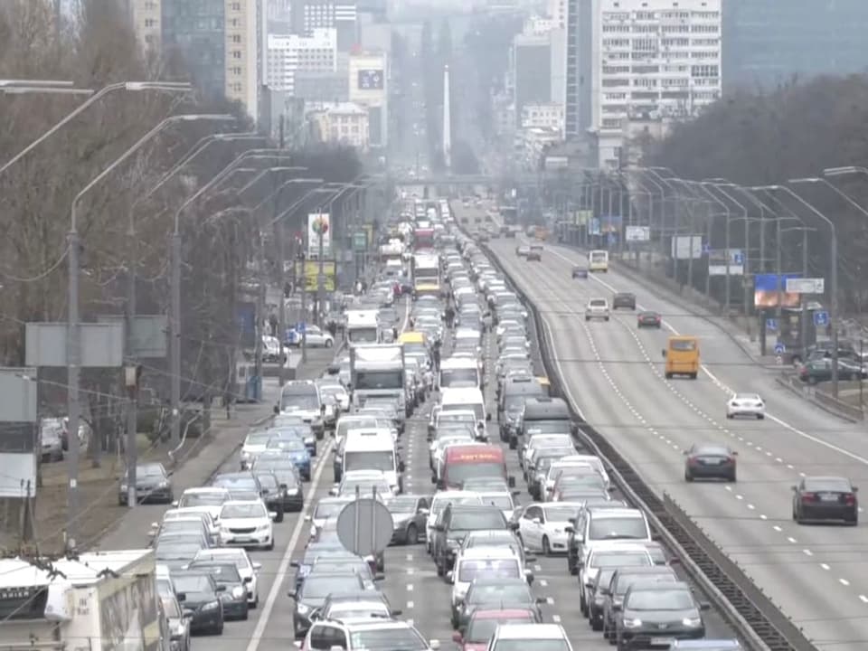 24. Februar: Nach dem Einmarsch der Russen bilden sich auf den Strassen lange Autokolonnen, alle wollen aus Kiew raus.