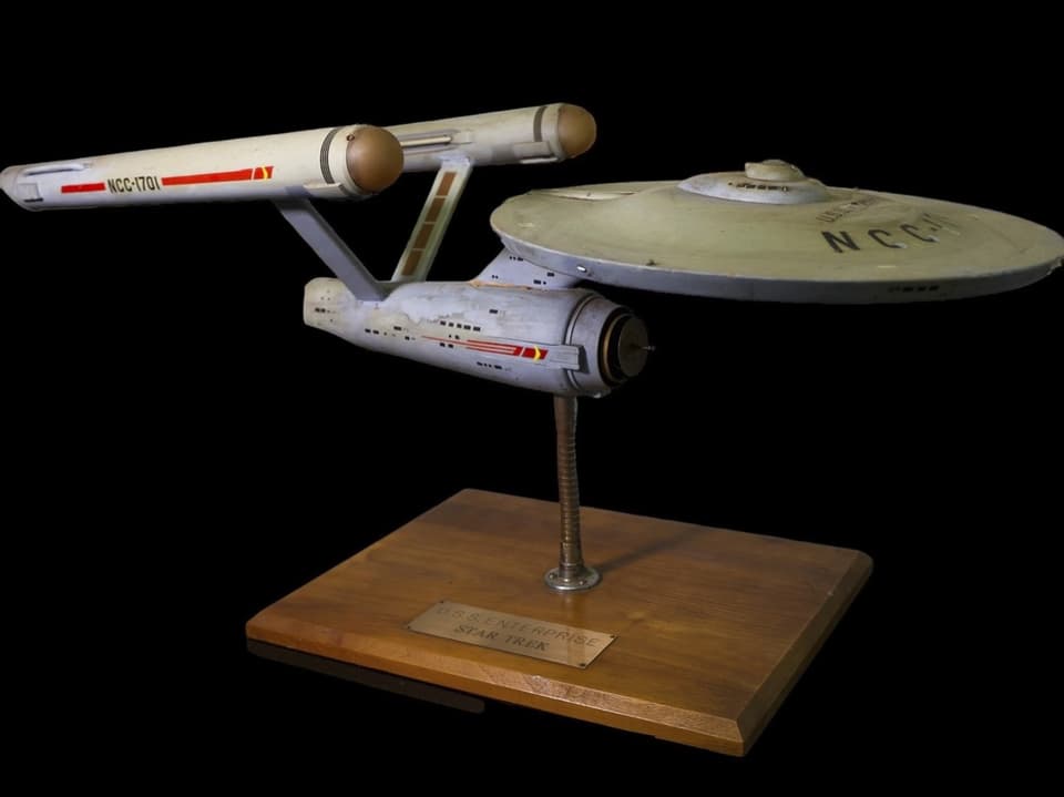 Modell der USS Enterprise NCC-1701 auf einem Holzsockel
