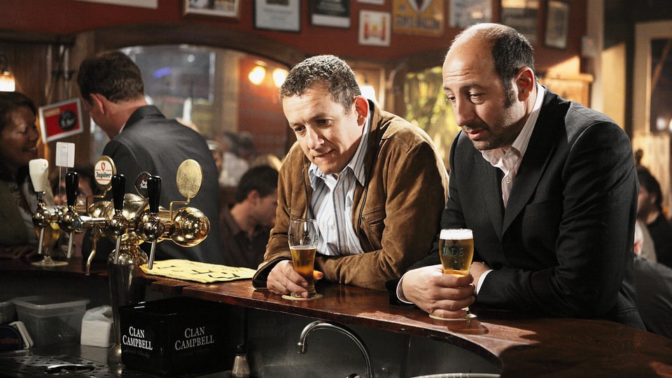 Zwei Männer sitzen an einer Bar.