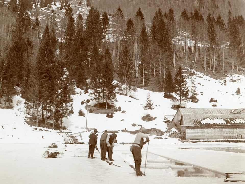 Männer auf Eisfläche