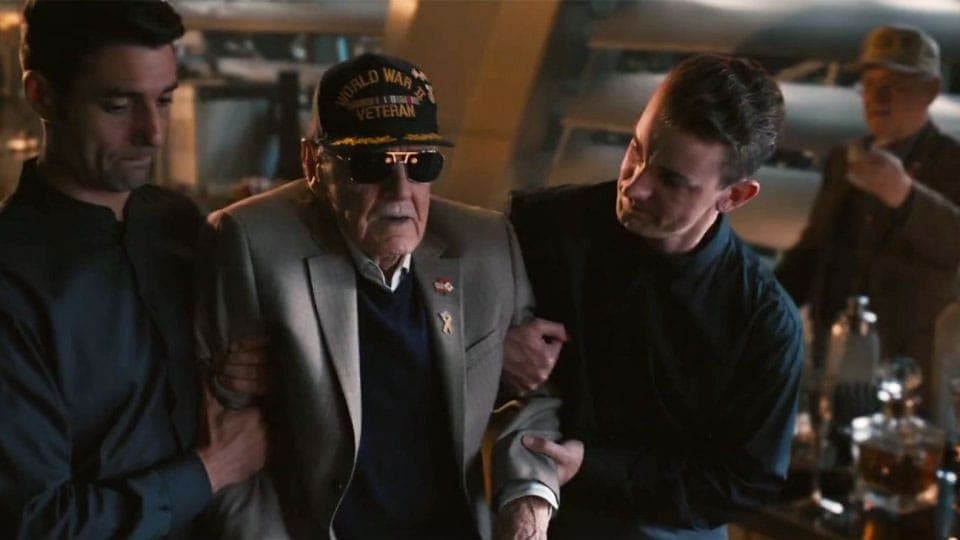 Filmszene: Ein älterer Mann mit Mütze und Sonnenbrille wird im Club von zwei Männern gestützt.