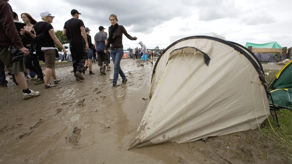 Ein Zelt versinkt im Schlamm. 
