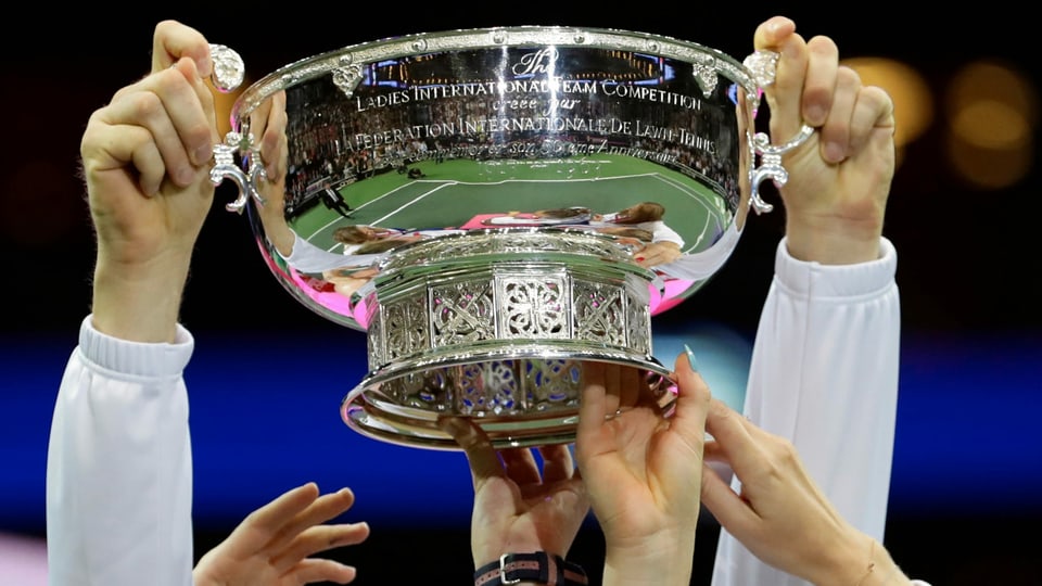 Objekt der Begierde Hände am Siegerpokal des Fed Cups