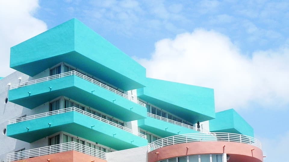 Ein Gebäude mit blauen und hellrosa Elementen.