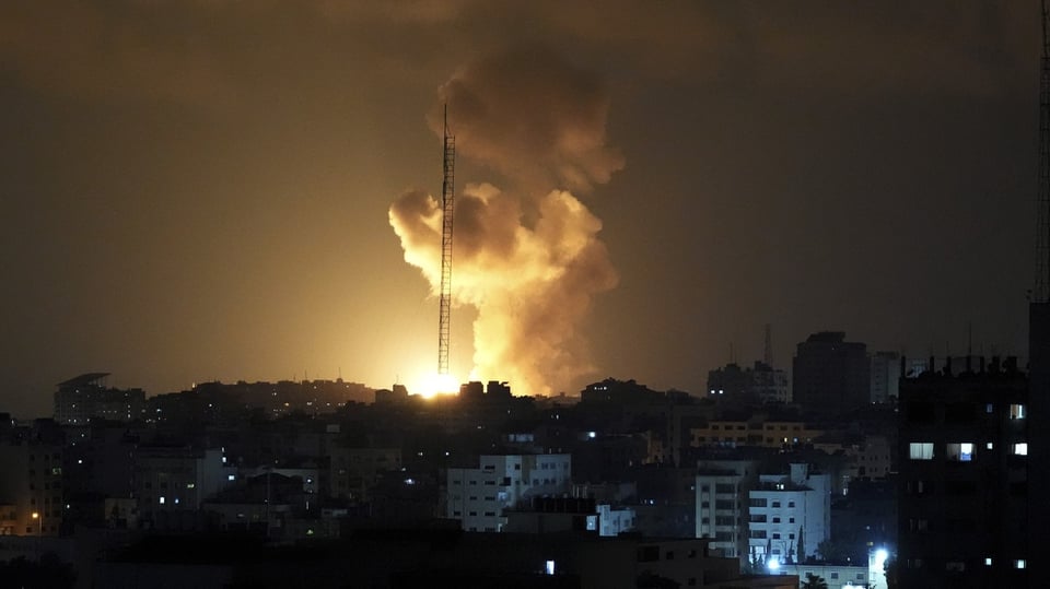 Rauch und Feuer steigen nach einer Explosion durch einen israelischen Luftangriff auf Gaza-Stadt auf.