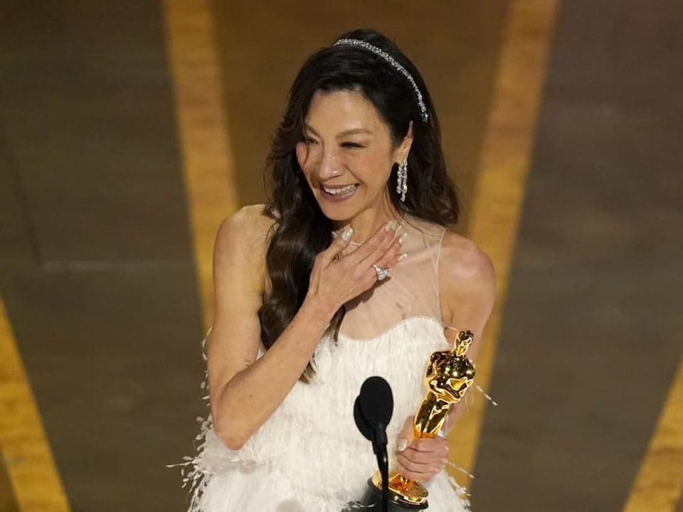 Michelle Yeoh mit Oscar in der Hand auf der Bühne