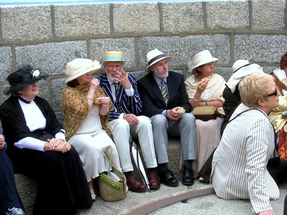 Fans bei einer Open-Air-Lesung in Dublin am Bloomsday in stilgerechten Kleidern der Jahrhundertwende.