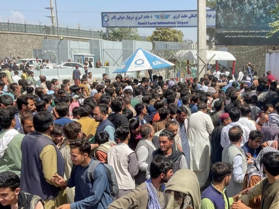 Hunderte Menschen warten vor dem Flughafen von Kabul.
