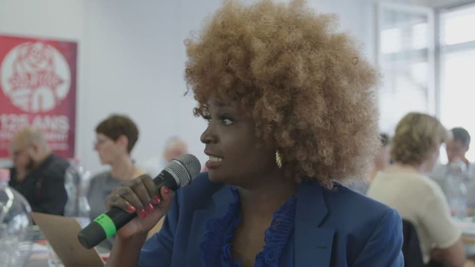 Porträt Schwarze Frau mit Mikrofon an Veranstaltung