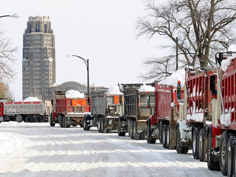 Lastwagenkolonne beim Central Terminal in Buffalo