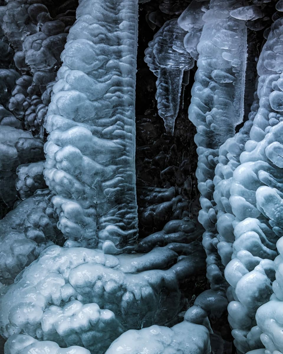 «An diesem Tag wollte ich eigentlich einen halb gefrorenen Wasserfall fotografieren, doch vor Ort entdeckte ich am Fuss des Wasserfalls diese bizarren Eisskulpturen, die mich etwas an die Kunst von H.R. Giger erinnerte.»