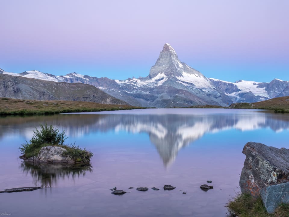 Kurz vor Sonnenaufgang leuchtete der Himmel über dem Matterhorn in den zartesten Pastellfarben. Das Besondere: Das ganze Spektakel inklusive dem Matterhorn spiegelte sich wunderschön im See.