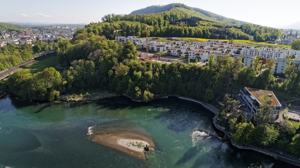 Velofahren an der Aare Blick auf den Aarelauf mitsamt dem Born im Hintergrund.