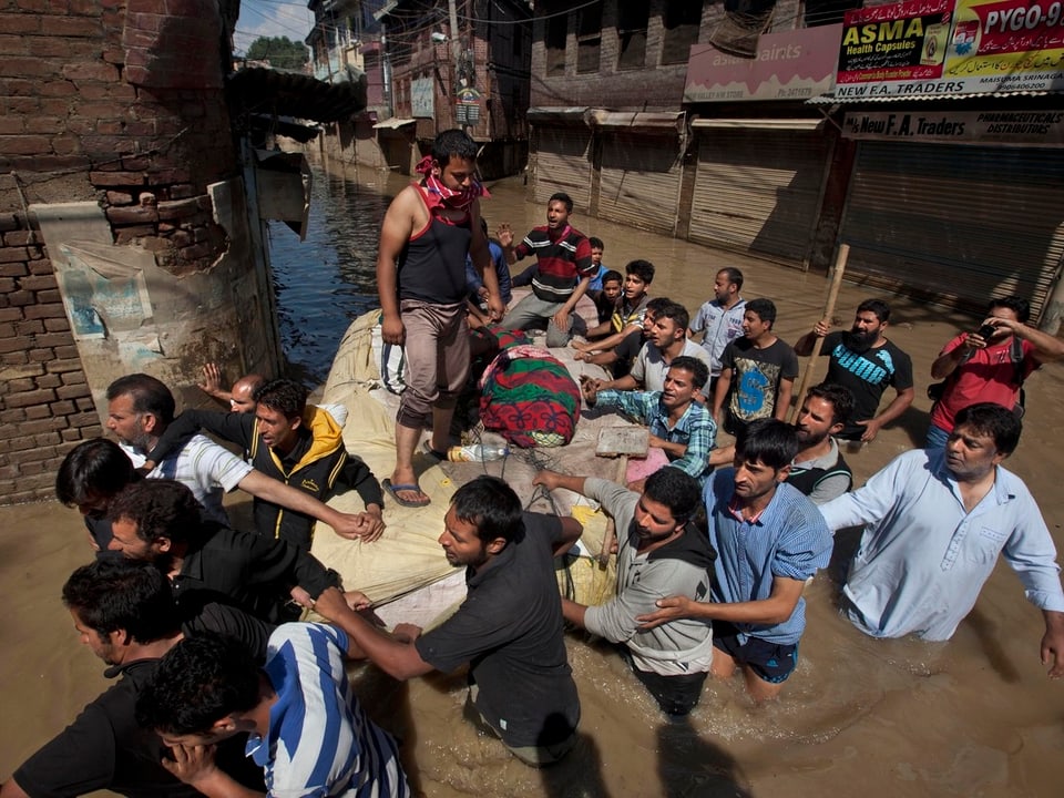 Menschen in Fluten in Kaschmir