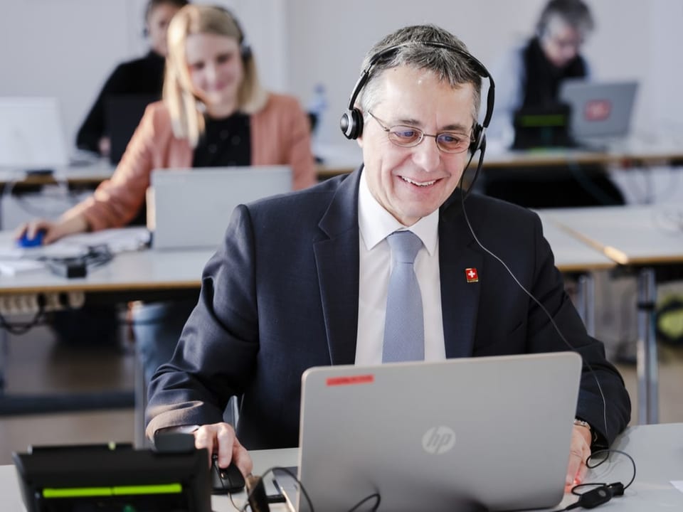 Bundespräsident Ignazio Cassis am Spendentelefon.