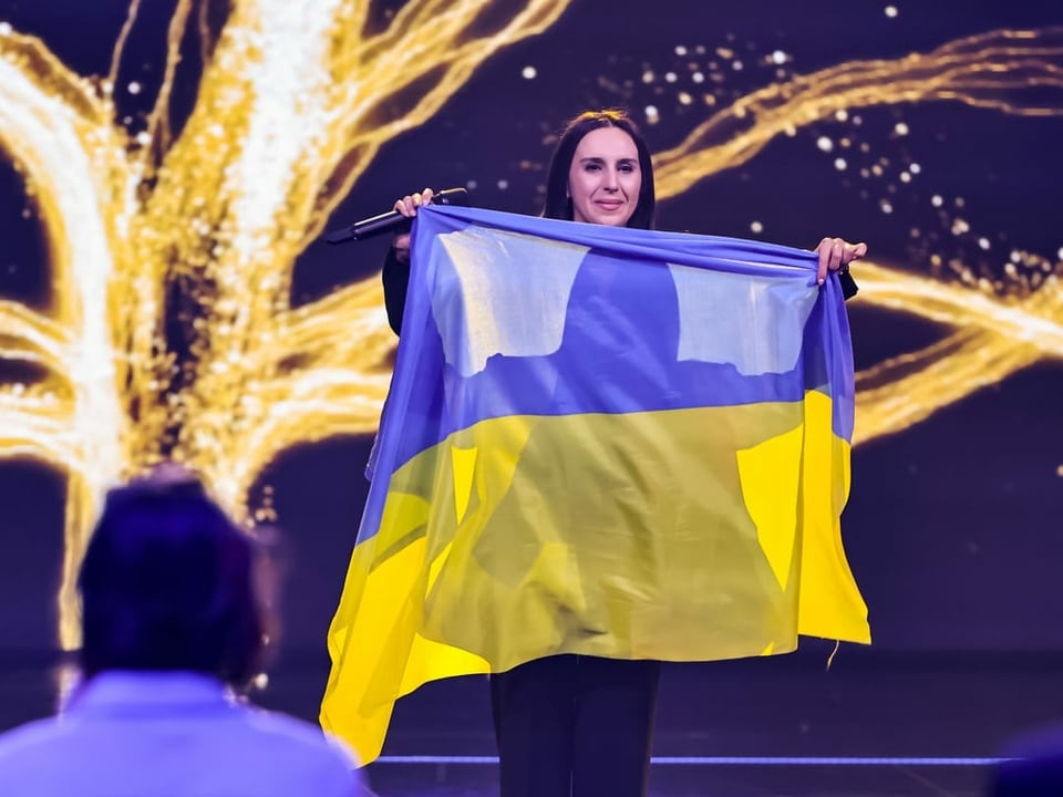 Jamala mit einer Ukrainefahne.