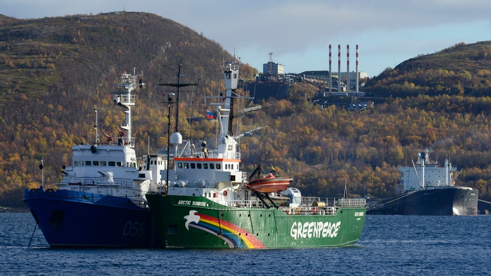 Das Schiff "Arctic Sunrise" von Greenpeace liegt am Hafen von Murmansk.