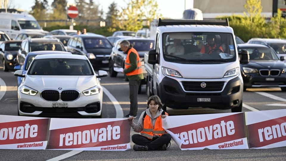 Eine Klimaaktivistin sitzt mitten auf der Autobahnausfahrt bei Bern-Wankdorf.