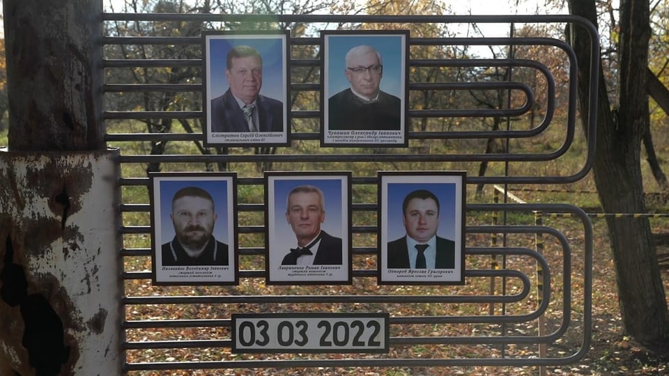 Fünf Portraitfotos auf metallenen Leisten montiert.