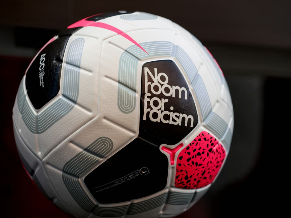 Matchball mit Botschaft gegen Rassismus.