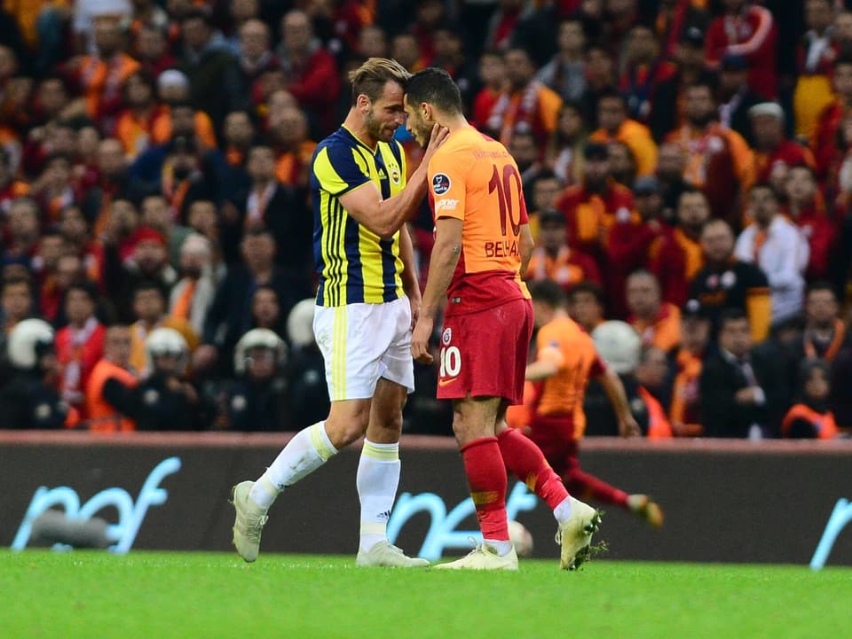 Fenerbahce-Spieler Roberto Soldado packt Younes Belhanda von Galatasaray an der Gurgel.