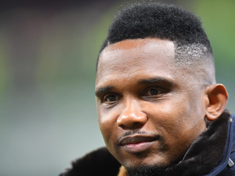 Samuel Eto'o lächelt und sieht aus, als ob er ein Ziel hätte.