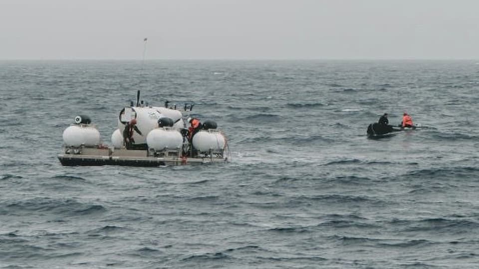 Ein Rettungsboot mit Menschen im Meer.