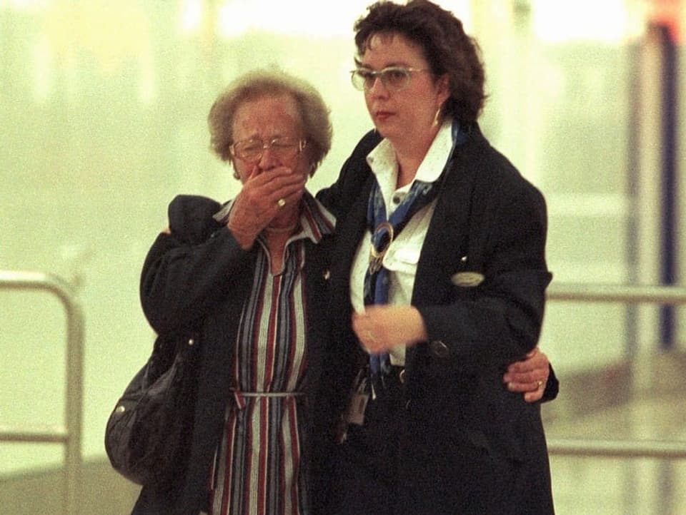 Zwei Frauen am Flughafen.