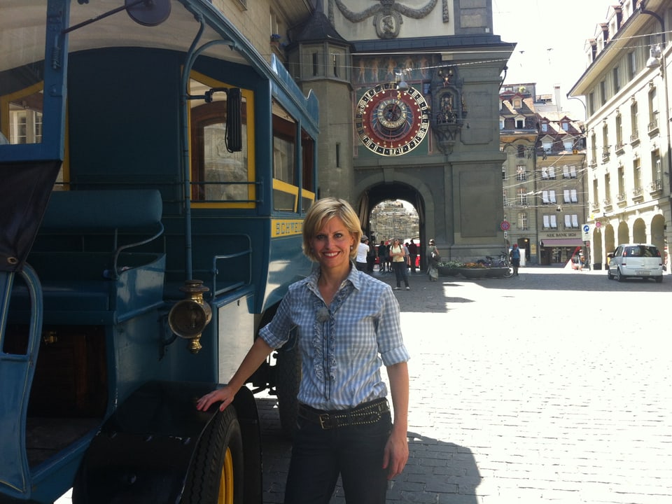 Sabine Dahinden neben Elektromobil in Altstadt Bern