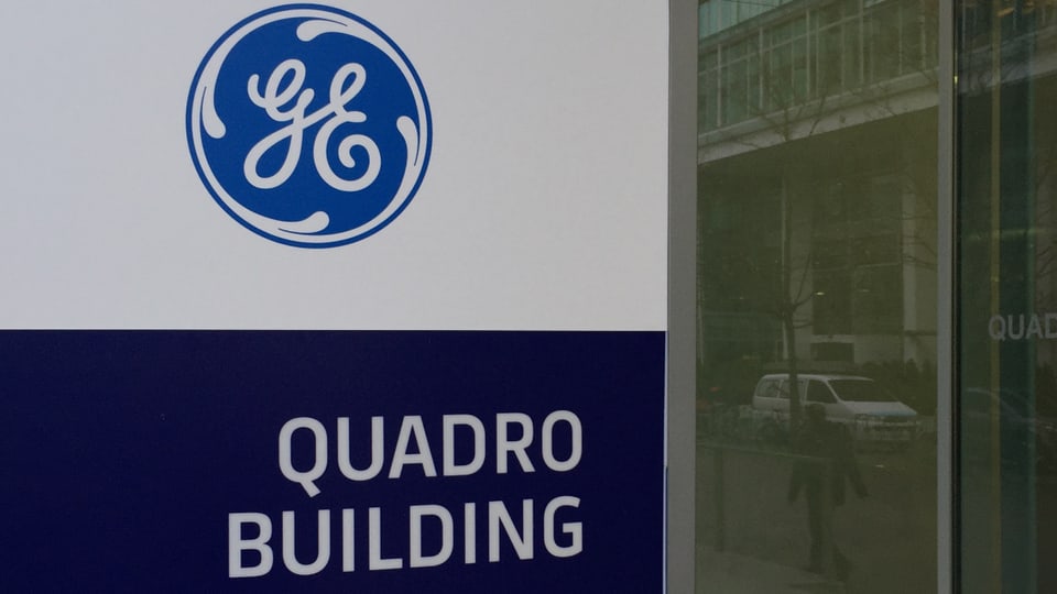 General Electric Logo an einem Gebäude in Baden