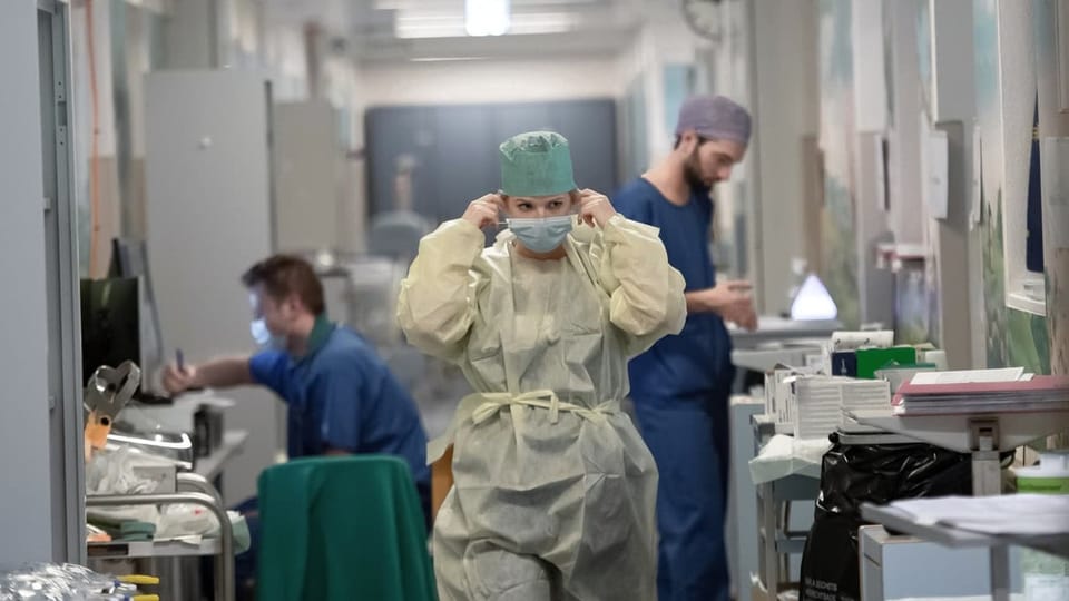 Personal in Spital mit Mundschutz