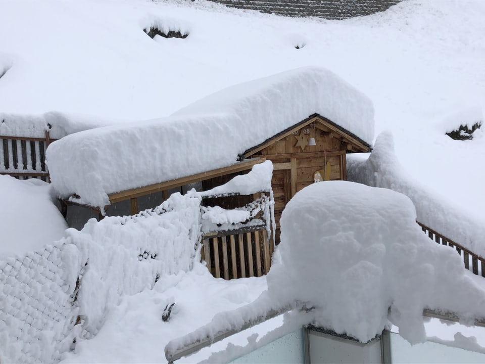 Haus in tiefem Schnee.