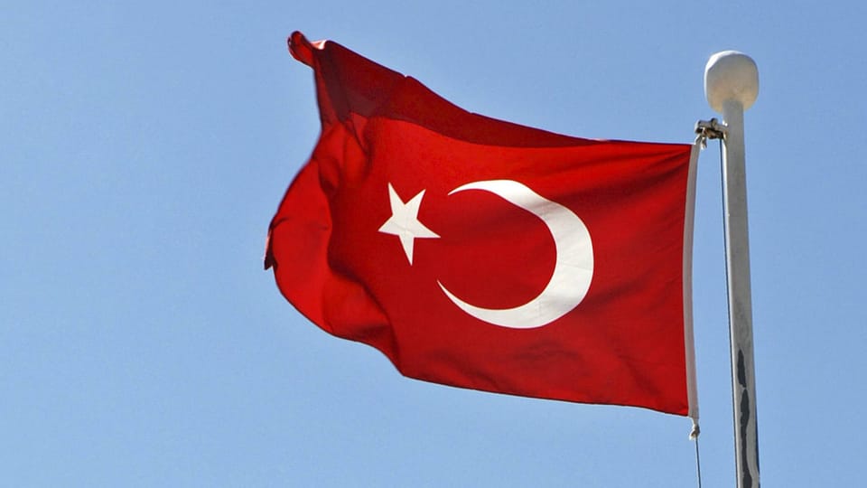 Türkische Fahne weht im Wind.