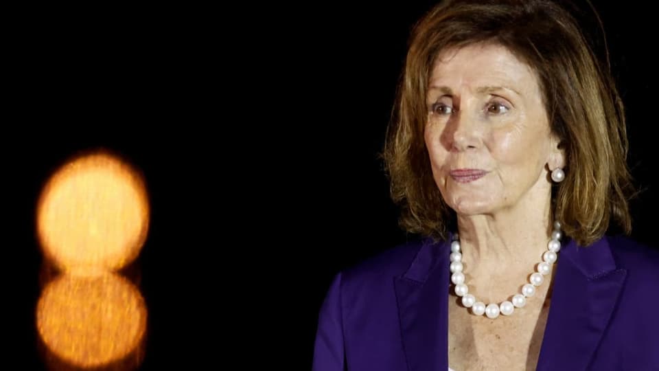 Pelosi mit Perlenkette