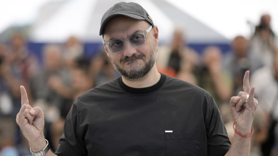 Regisseur Kirill Serebrennikov posiert in Cannes mit grimmiger Miene für die Fotografen.